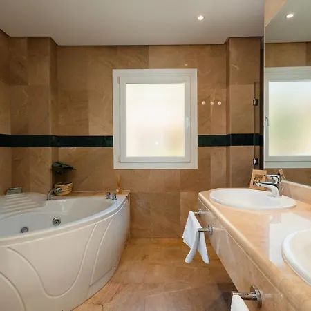 Lejlighed Penthouse With Sea Views In Nueva Andalucia *