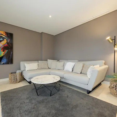 Penthouse With Sea Views In Nueva Andalucia *