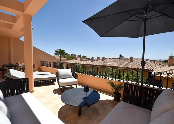 Penthouse With Sea Views In Nueva Andalucia Апартаменти *