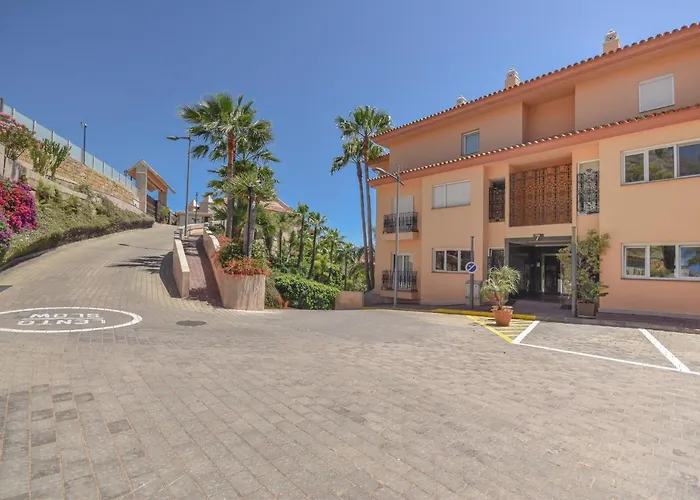 Penthouse With Sea Views In Nueva Andalucia