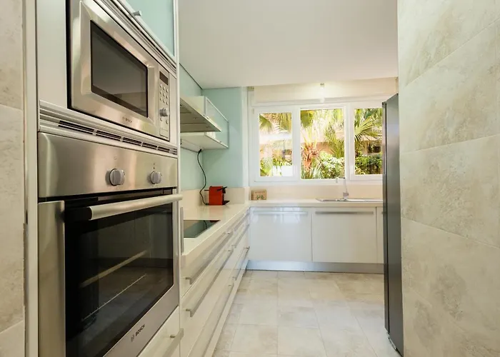 Penthouse With Sea Views In Nueva Andalucia Апартаменти *