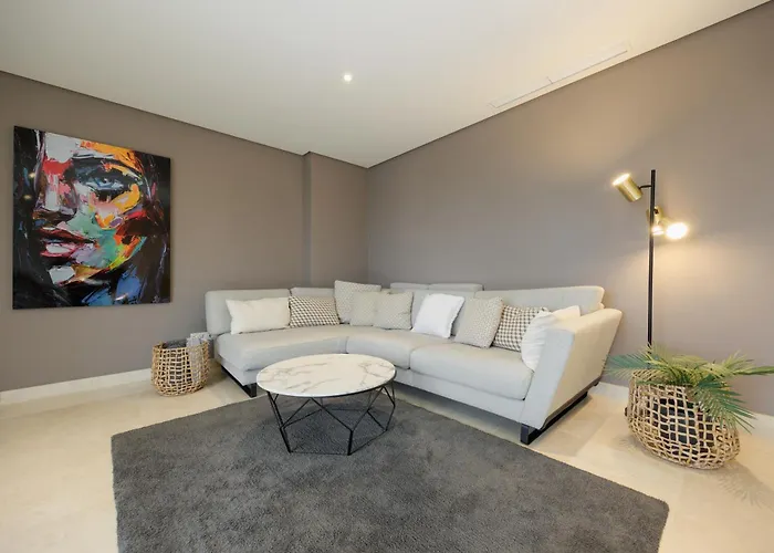 Penthouse With Sea Views In Nueva Andalucia *