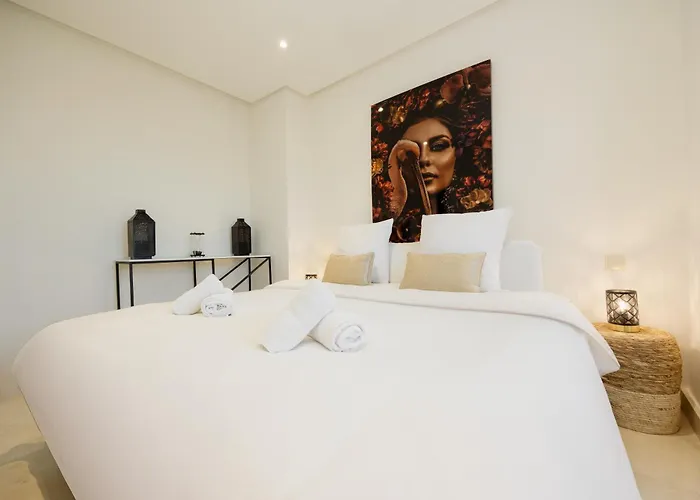 Penthouse With Sea Views In Nueva Andalucia Апартаменти *