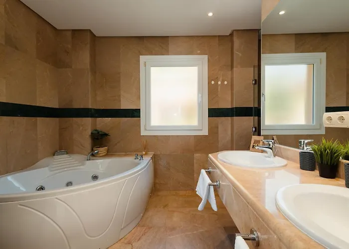 Lejlighed Penthouse With Sea Views In Nueva Andalucia *