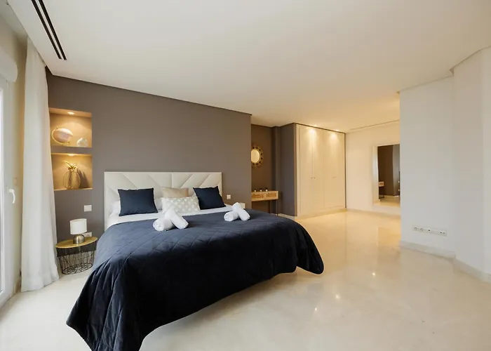 Lejlighed Penthouse With Sea Views In Nueva Andalucia *